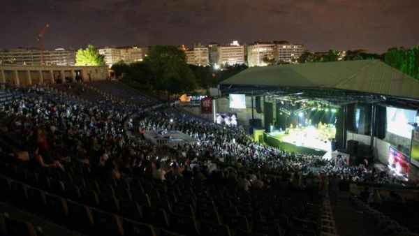 Nancy Ajram in Turkey: concert empties out or half empty?
