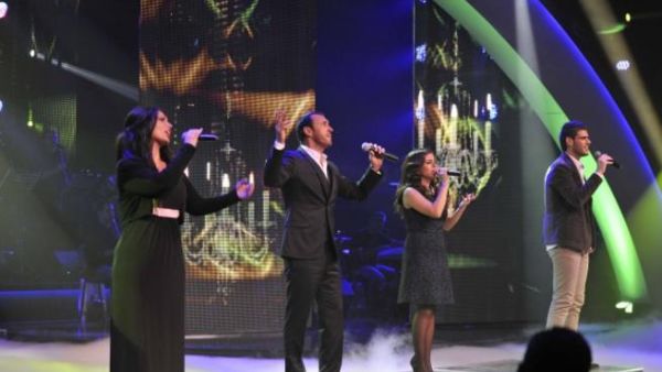 الفنان كاظم الساهر يغني مع فريقه في برنامج ذا فويس