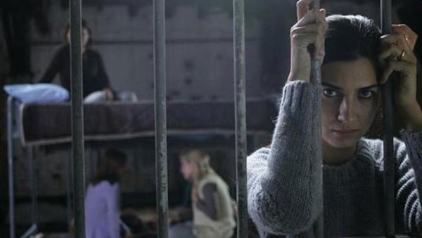 الفنانة التركية توبا بويكوستون "لميس" خلف القضبان في "20 دقيقة"  