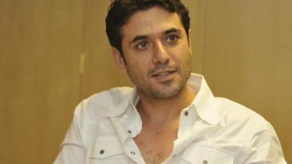 النجم احمد عز