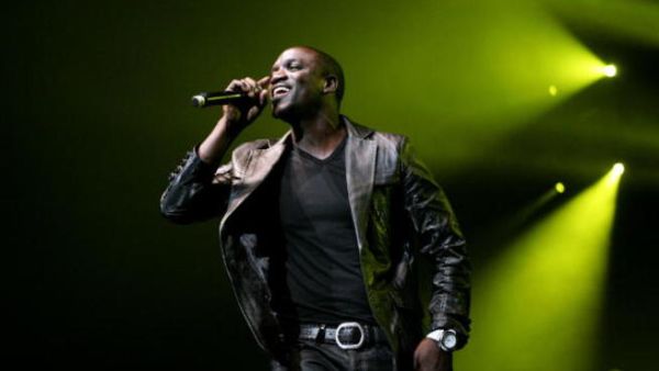 Akon performing