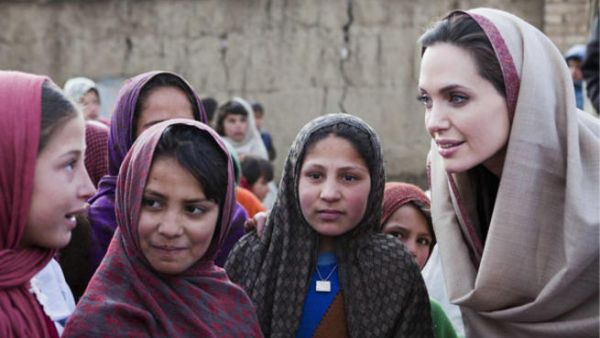 Angelina Jolie poses with school girls in Afghanistan Angelina Jolie poses with school girls in Afghanistan