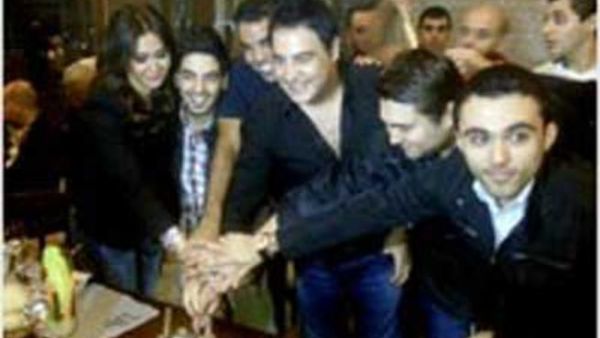 الفنان عاصي الحلاني يحتفل مع فريقه بسفير النوايا الحسنة