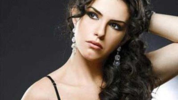 الفنانة دنيا عبدالعزيز