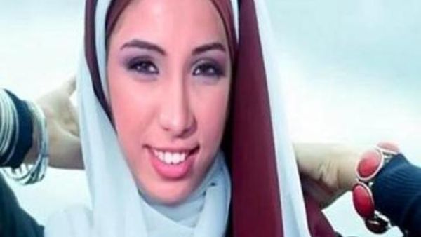دنيا بطمة بالحجاب لإرضاء جمهورها