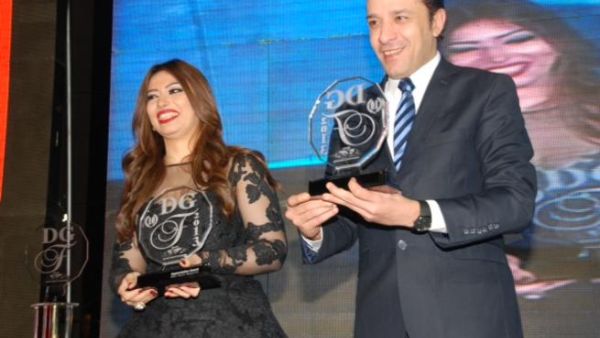 مصطفى كامل وغادة رجب خلال تكريمهما في مهرجان دير جيست