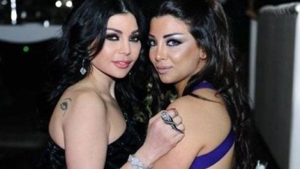 الفنانة هيفاء وهبي وشقيقتها رولا يموت