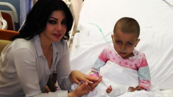 هيفا وهبي مع الطفلة المصابة بالسرطان لمار
