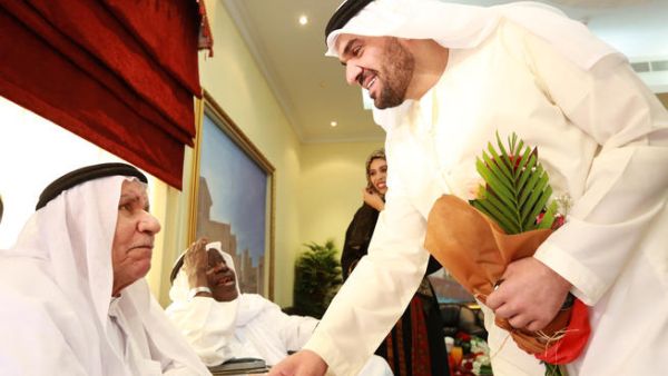 الفنان حسين الجسمي يزور دار رعاية المسنين بعجمان