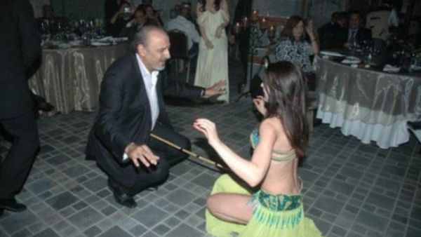 الفنان جمال سليمان مع احدى الراقصات الشعبيات الفنان جمال سليمان مع احدى الراقصات الشعبيات