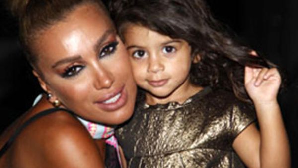 الفنانة اللبنانية مايا دياب مع ابنتها كاي