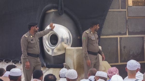 فيديو يوضح حقيقة تقبيل رجل ميت للحجر الأسود في الحرم المكي!