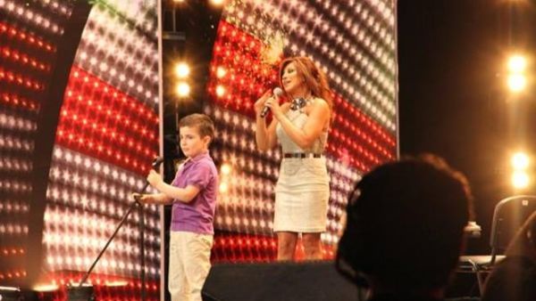 الفنانة نجوى كرم والطفل السوري نائل الطرابلسي