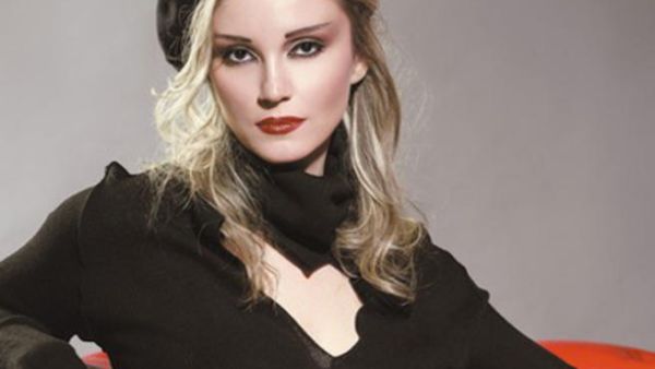 الفنانة السورية نورا رحّال