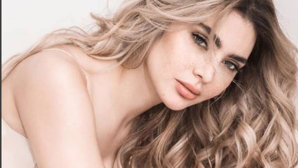 الفنانة اللبنانية قمر