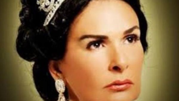 الفنانة الكبيرة يسرا