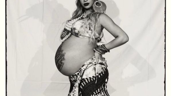 Showing off that baby bump. (beyonce / Instagram)