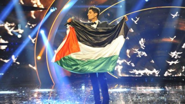 Assaf during his "Arab Idol" win. (MBC)