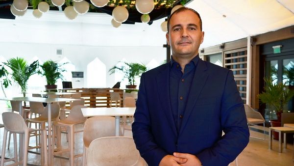 يوجين بيكوب، مدير قسم المأكولات و المشروبات يوجين بيكوب، مدير قسم المأكولات و المشروبات