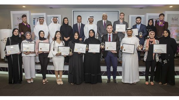 الفريق التنفيذي في الاتحاد للطيران مع الفائزين في مشروع فكرة الفريق التنفيذي في الاتحاد للطيران مع الفائزين في مشروع فكرة