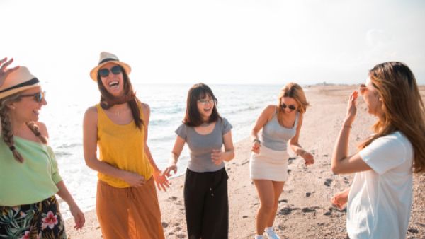 قد تكون صديقتك أجمل منك إلا أن ذلك لا يُبرّر غيرتك منها فالغيرة تدمر الصداقة