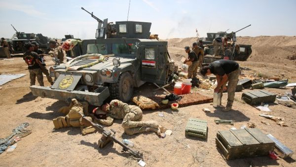 Iraqi security forces attempt to rest after clashes with Daesh outside of Fallujah. (AFP/Ahmad Al-Rubaye)