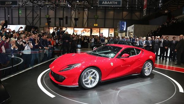 812 Superfast الجديدة نجمة صالة فيراري   عرض نموذج جديد لشارة Tailor Made بمناسبة ذكر التأسيس السبعين