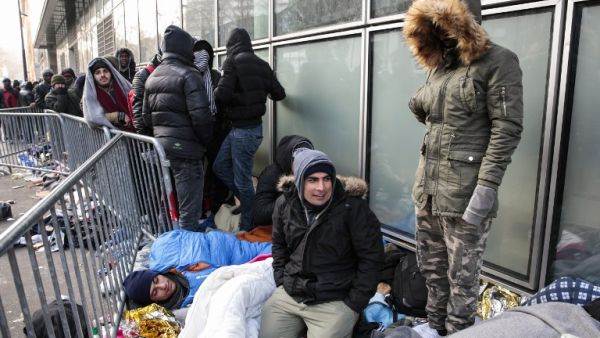 Refugees queue up in front of the refugee reception platform of France Terre d'asile NGO on boulevard de la Villette, northern Paris on January 26, 2017. (AFP/Geoffery van der Hasselt)