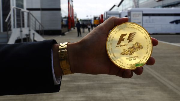 عملة ذهبية بوزن 5 كلغ خاصة لسباقات الفورمولا 1