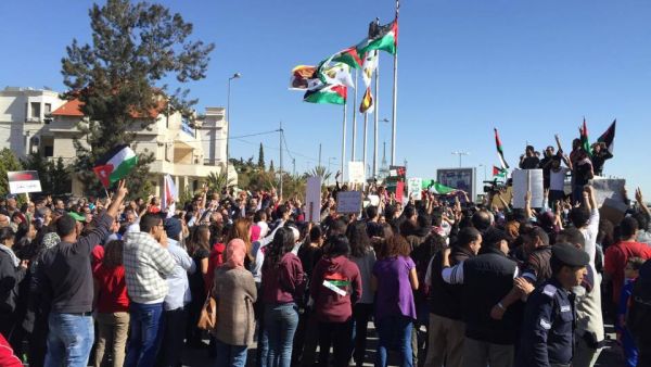 Jordanians protesting the gas deal between NEPCO and Noble Energy in 2015 (Al Bawaba/Adam Lucente)