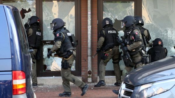 German special forces search a building in Hildesheim. (AFP/Chris Gossmann)