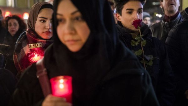 People mourn on December 20, 2016 at a makeshift memorial in front of the Kaiser Wilhelm Memorial Church in Berlin, where a truck crashed the day before into a Christmas market. (AFP/Odd Andersen)