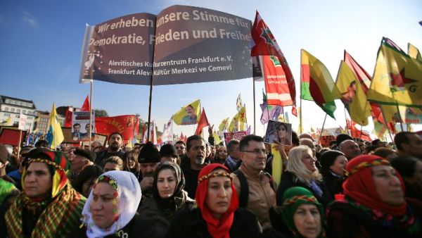 Kurds and Alevis demonstrate against the policy of Turkish President Recep Tayyip Erdogan on November 12, 2016 in Cologne, western Germany. (AFP/Oliver Berg)