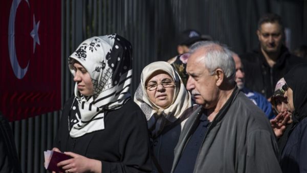 Turkish nationals living in Germany queue to cast their ballot at the Turkish consulate in Berlin on March 27, 2017. (AFP/Odd Andersen)