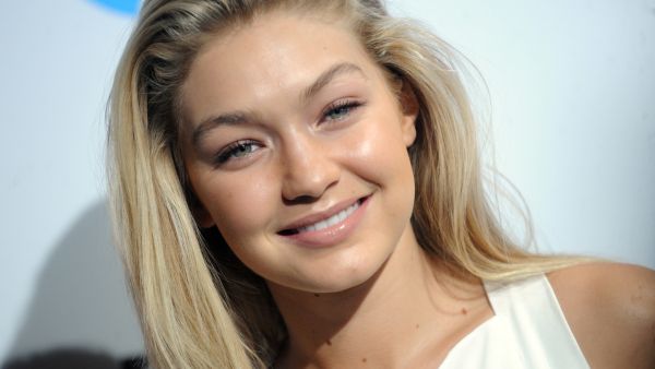 Gigi has been collaborating quite a bit with Versace in recent times. (whosdatedwho.net)