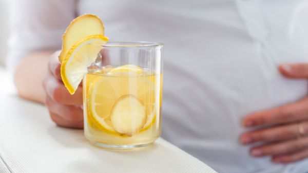 من فوائد الزنجبيل للحامل أنه يخفف من التهاب الحلق والمفاصل والحساسية