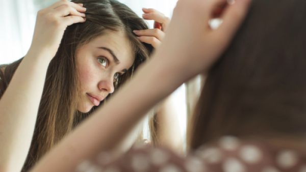 كيف نمنع تساقط الشعر بطرق ومكونات طبيعية؟