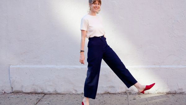  يمكن الحصول على إطلالة كاجوال من خلال تنسيق السروال مع حذاء بسيط 