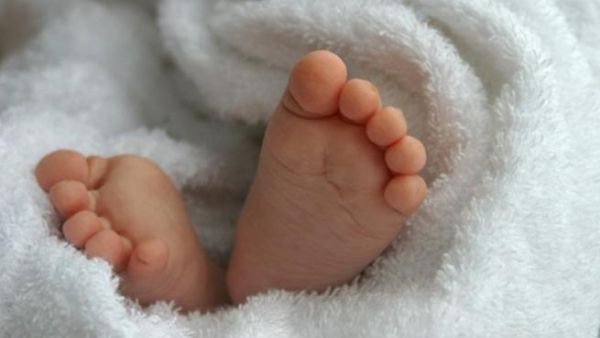 اختناق الطفل بسبب انحشاره بين الوسائد أو الفرشة ومسند السرير