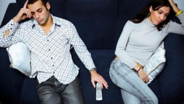حاولي التحدث مع زوجك وإسأليه ما إذا كان هناك شيء قد قمت به مؤخرا جعله يشعر بالحزن أو الغضب أو خيبة الامل