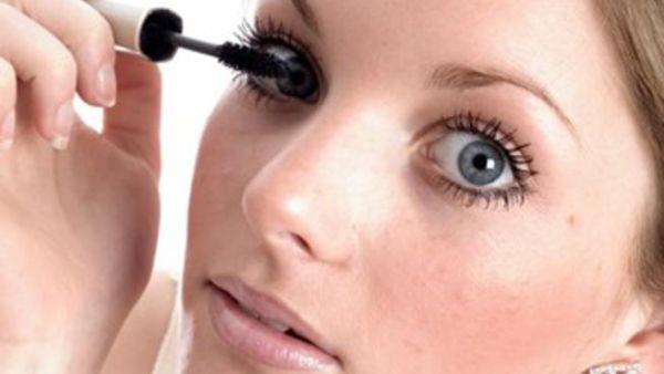 الماسكارا تزيد من إتساع العين في الصباح