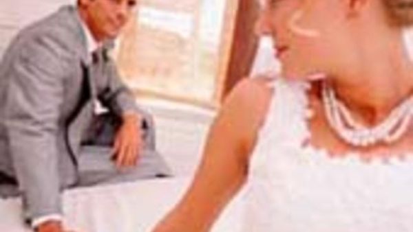 لماذا تشعر المرأة بالألم في الجماع الأول ؟