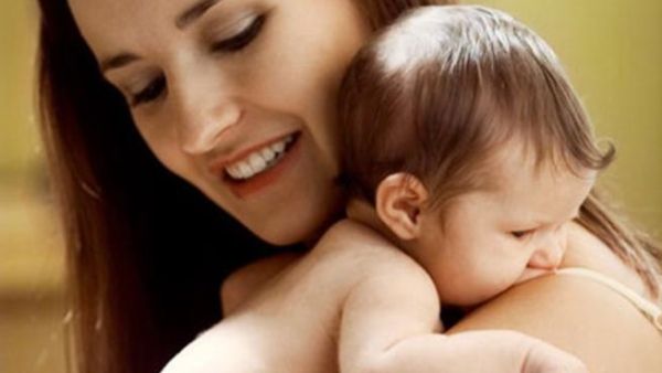 حضن الطفل وغمره بحنان يساعد على تهدئته