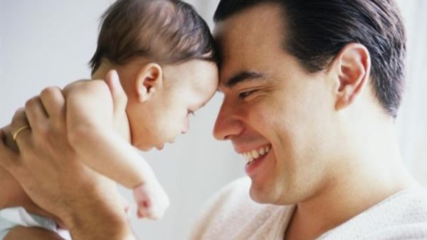 حمل الاطفال الرضع ومداعبتهم يخفف من شعورهم بالانزعاج 