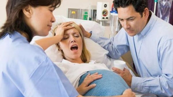 الدعم العاطفي والمعنوي والتواجد بقرب زوجتك يخفف من أوجاعها ومخاوفها
