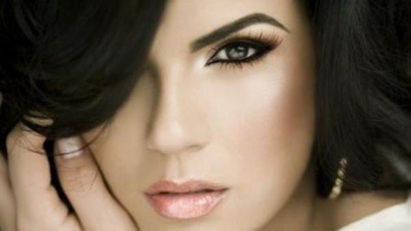 استعمال قلم الكحل والماسكارا يجعل عيونك تبدو أكثر جاذبية