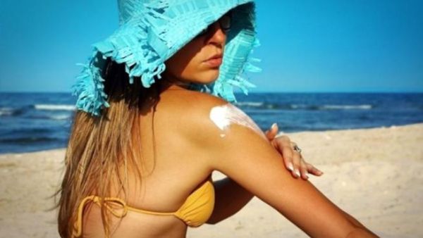 استعمال كريمات الوقاية من الشمس التي تحتوي على مرطب ودرجة حماية عالية تجنبك الاصابة بسرطان الجلد
