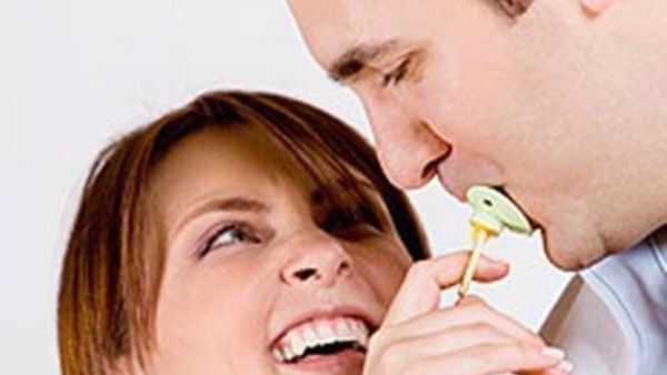 أب يحاول تنظيف اللهاية قبل اعطائها لطفله الرضيع