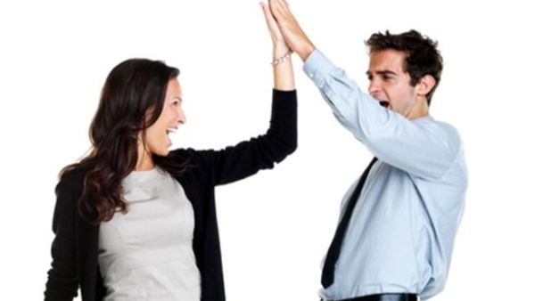 العلاقات الطيبة بين الزوجة والاصدقاء الذكور يمكن أن تضر بصحة الزوج الجنسية 