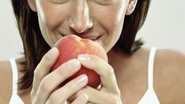 تناول الفواكه الغنية بالماء يساعد على الشعور بالشبع